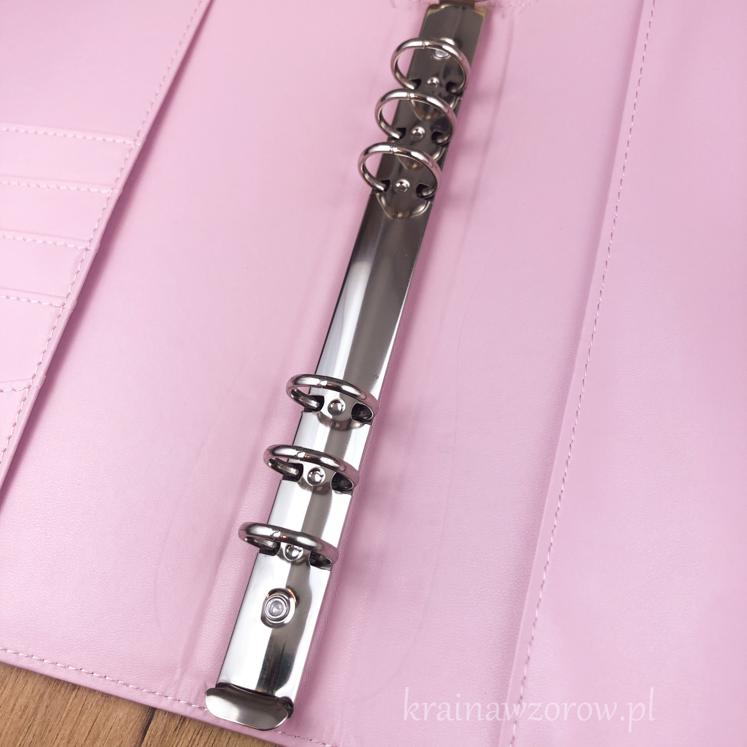 binder-okladka-a5-skorzany-organizer-rozowy-krainawzorow-pl-2 binder-okladka-a5-skorzany-organizer-rozowy-krainawzorow-pl-2