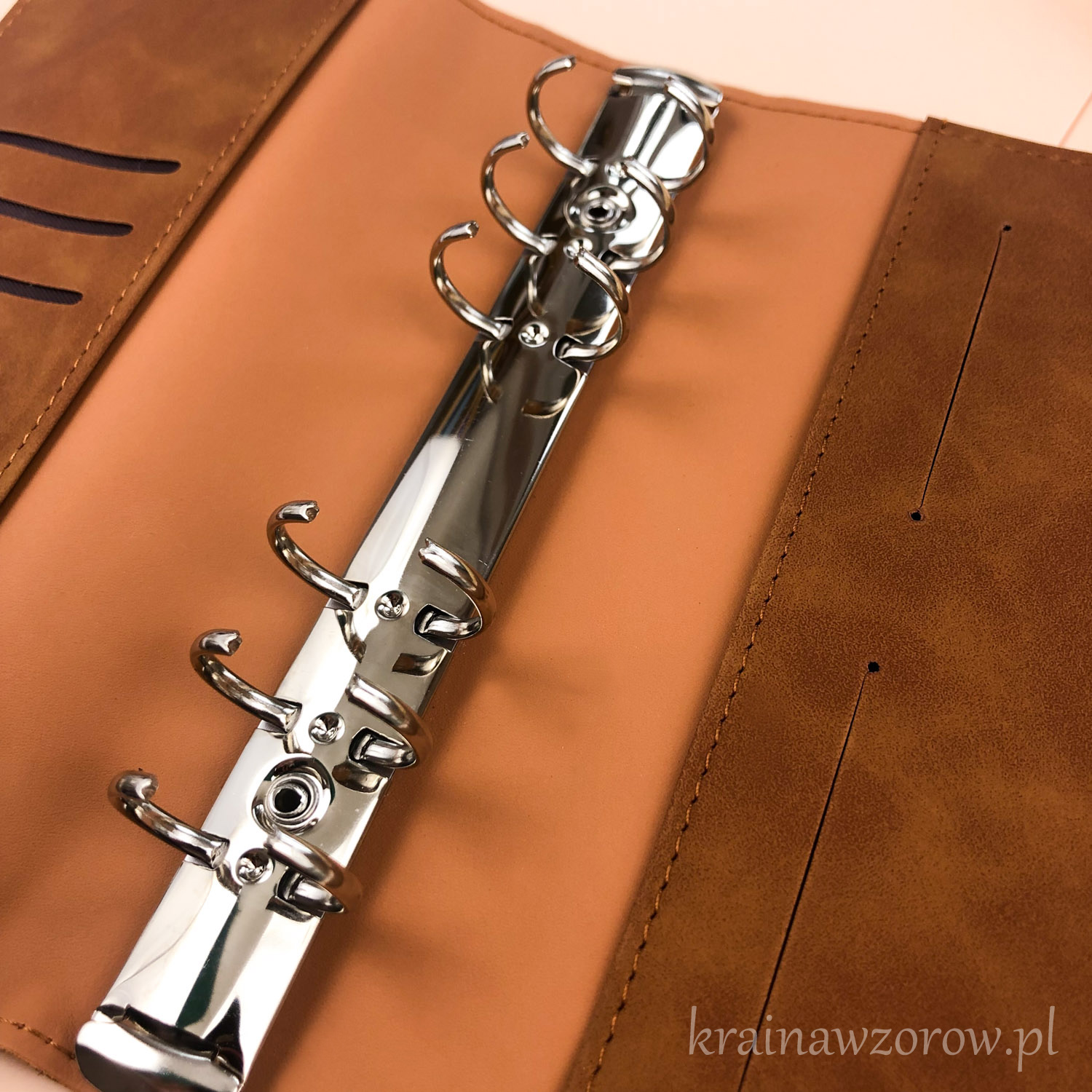 binder-okladka-a6-skorzany-miekki-organizer-brazowy-krainawzorow-pl-1 binder-okladka-a6-skorzany-miekki-organizer-brazowy-krainawzorow-pl-1