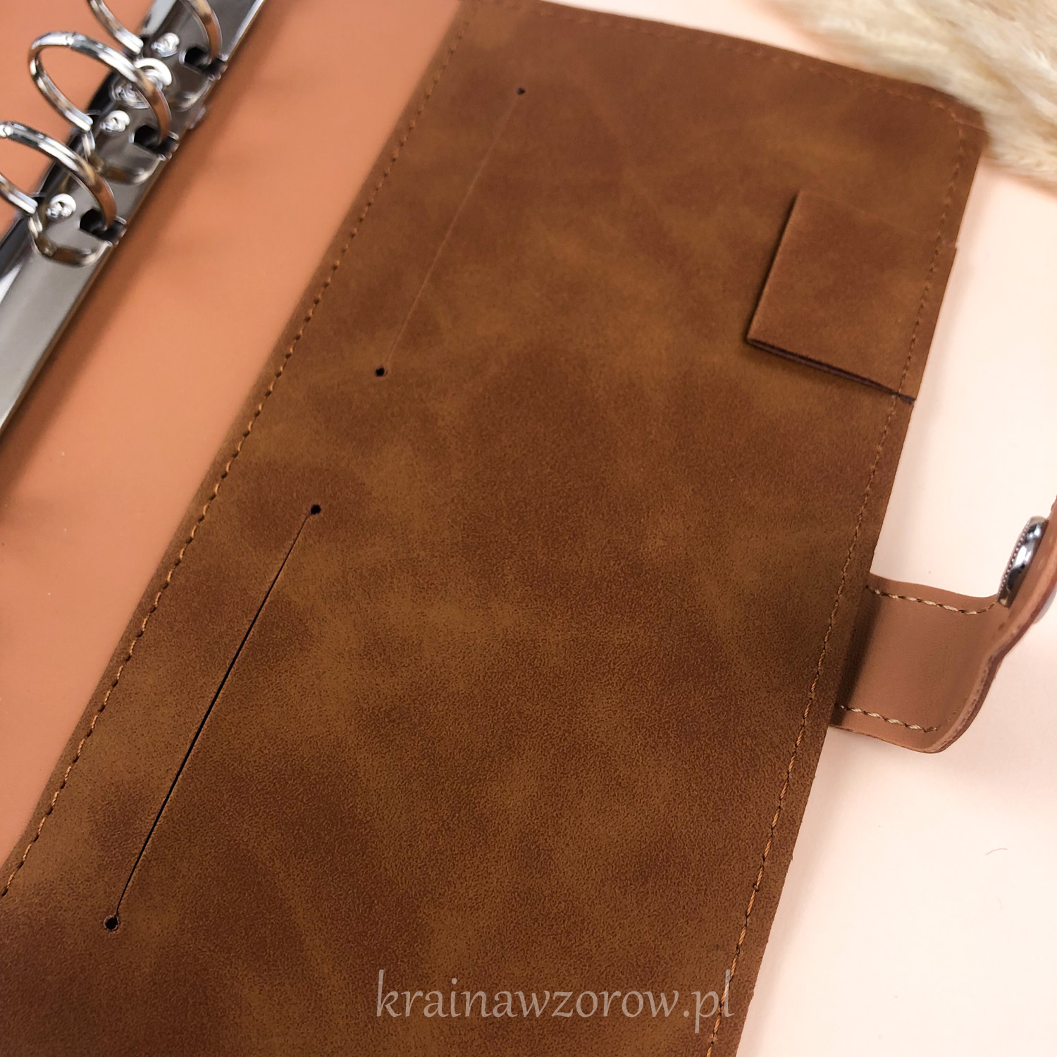 binder-okladka-a6-skorzany-miekki-organizer-brazowy-krainawzorow-pl-3 binder-okladka-a6-skorzany-miekki-organizer-brazowy-krainawzorow-pl-3