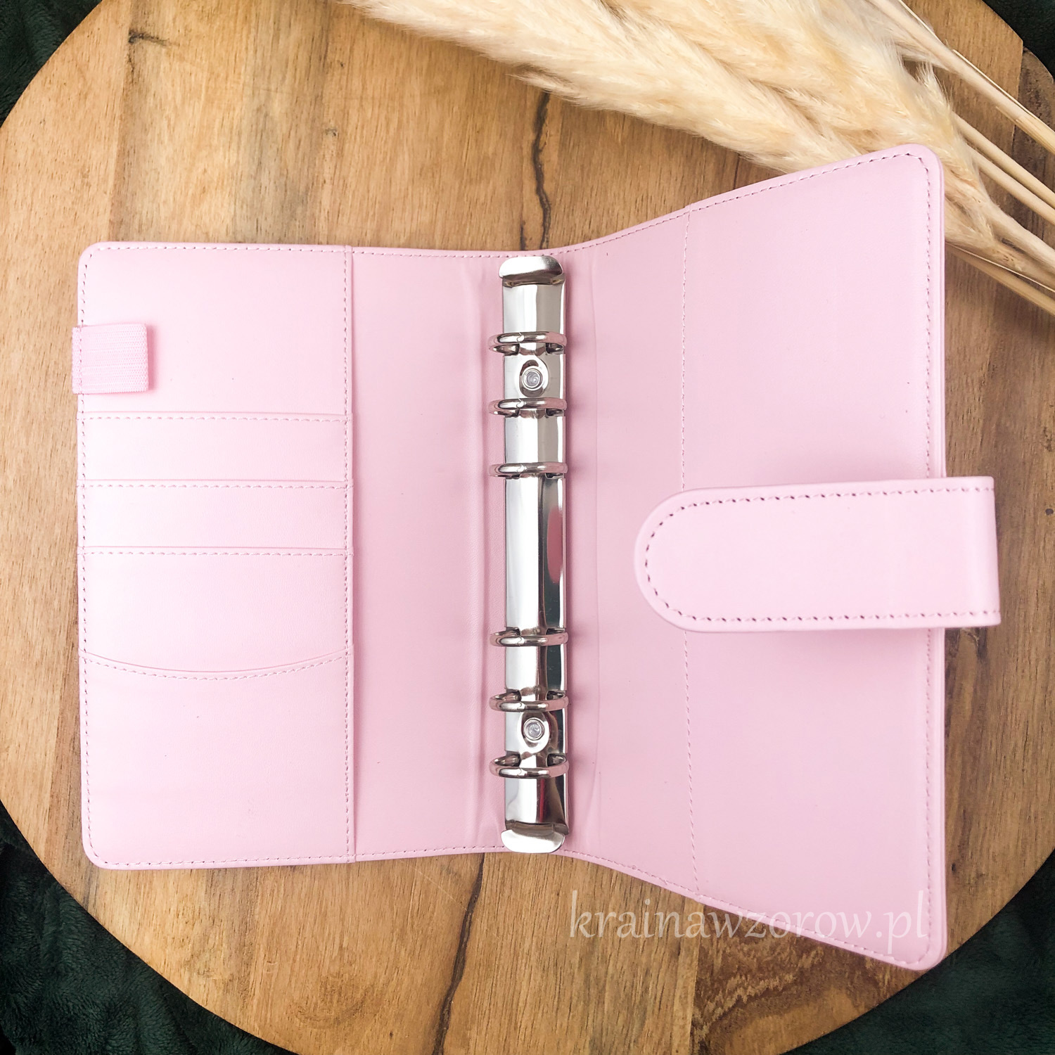 binder-okladka-a6-skorzany-organizer-rozowy-krainawzorow-pl-1 binder-okladka-a6-skorzany-organizer-rozowy-krainawzorow-pl-1