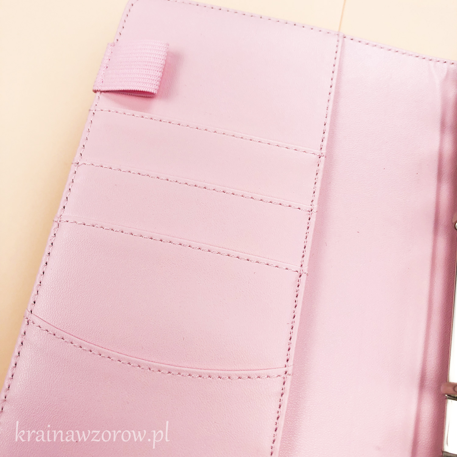 binder-okladka-a6-skorzany-organizer-rozowy-krainawzorow-pl-2 binder-okladka-a6-skorzany-organizer-rozowy-krainawzorow-pl-2