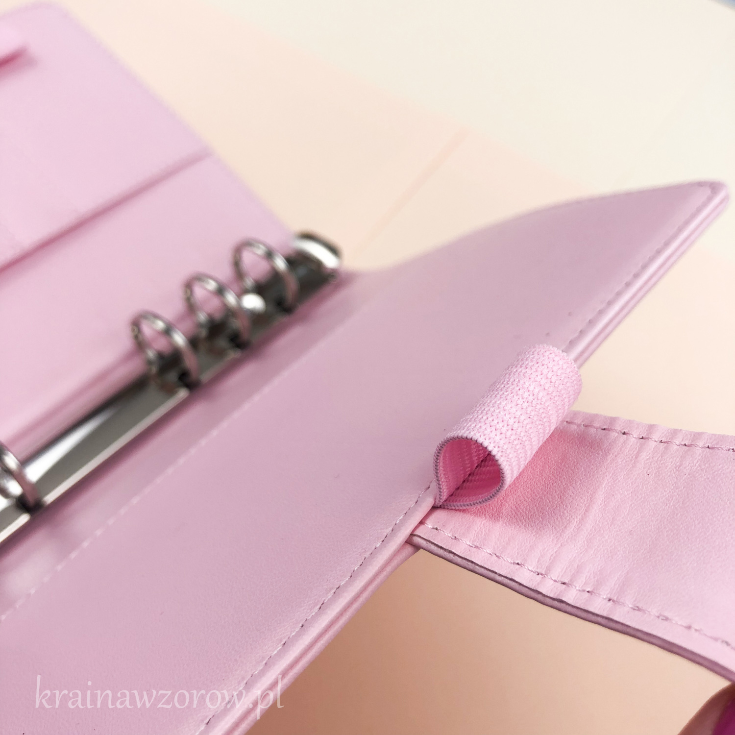 binder-okladka-a6-skorzany-organizer-rozowy-krainawzorow-pl-4 binder-okladka-a6-skorzany-organizer-rozowy-krainawzorow-pl-4