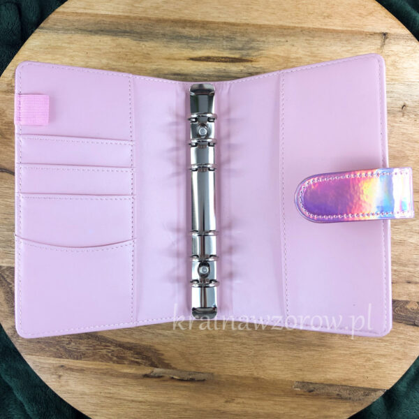 binder-okladka-a6-organizer-holograficzna-jasny-roz-krainawzorow-pl-1 binder-okladka-a6-organizer-holograficzna-jasny-roz-krainawzorow-pl-1