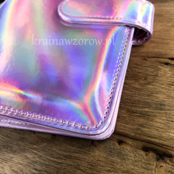 binder-okladka-a6-organizer-holograficzna-jasny-roz-krainawzorow-pl-3 binder-okladka-a6-organizer-holograficzna-jasny-roz-krainawzorow-pl-3