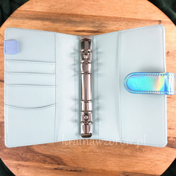 binder-okladka-a6-organizer-holograficzna-lazurowa-krainawzorow-pl-1 binder-okladka-a6-organizer-holograficzna-lazurowa-krainawzorow-pl-1