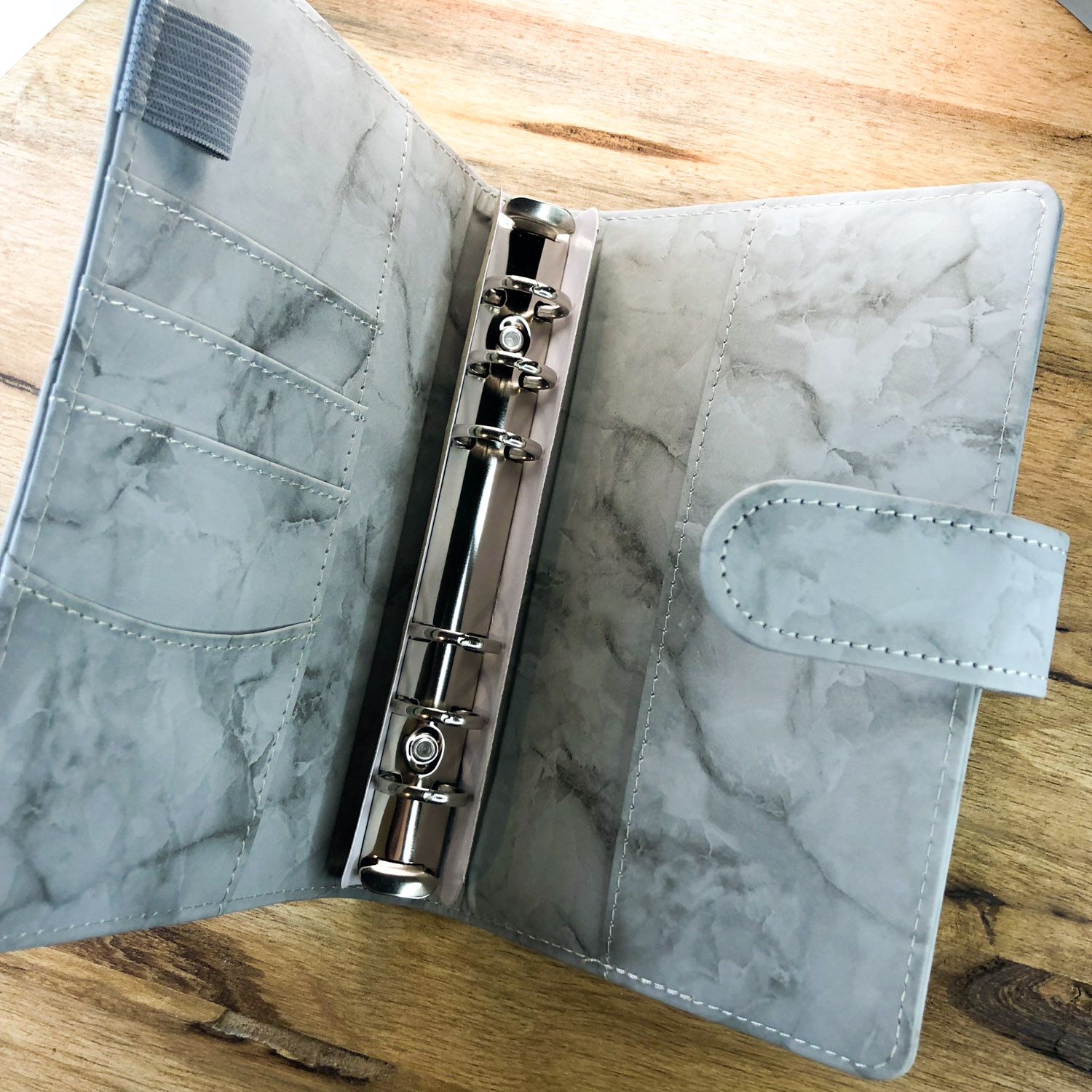 binder-okladka–a6-organizer-szara-marmurkowa-krainawzorow-pl-1 binder-okladka-a6-organizer-szara-marmurkowa-krainawzorow-pl-1
