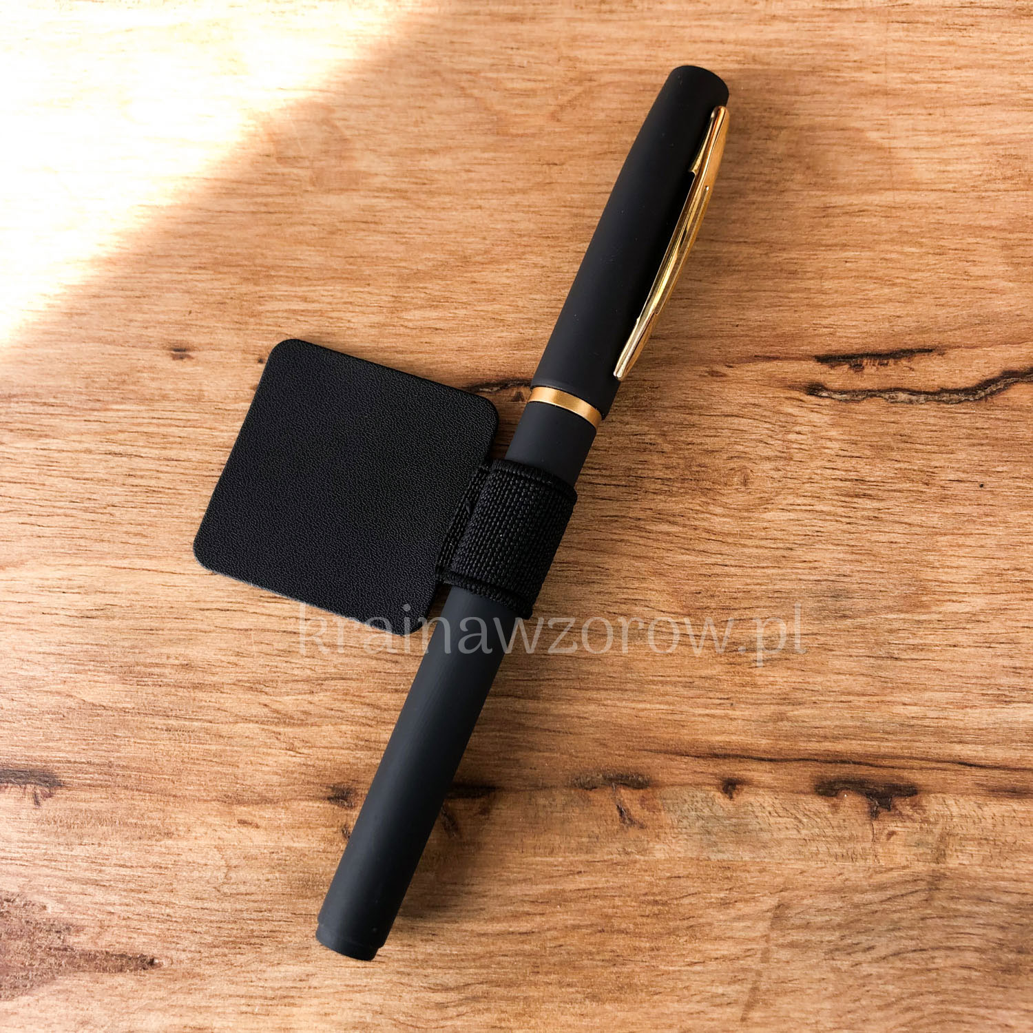 pen-loop-uchwyt-na-dlugopis-krainawzorow-pl-czarny-bialy-5 pen-loop-uchwyt-na-dlugopis-krainawzorow-pl-czarny-bialy-5.jpg