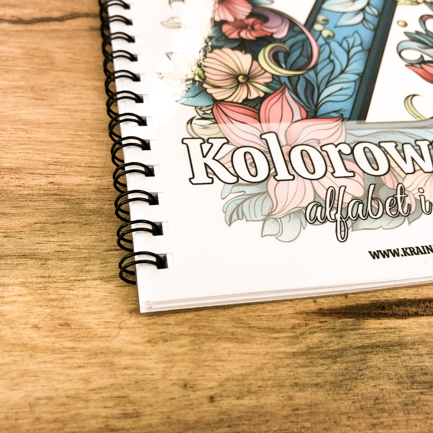 kolorowanka-na-spirali-alfabet-i-cyfry-krainawzorow-pl-01 kolorowanka-na-spirali-alfabet-i-cyfry-krainawzorow-pl-01
